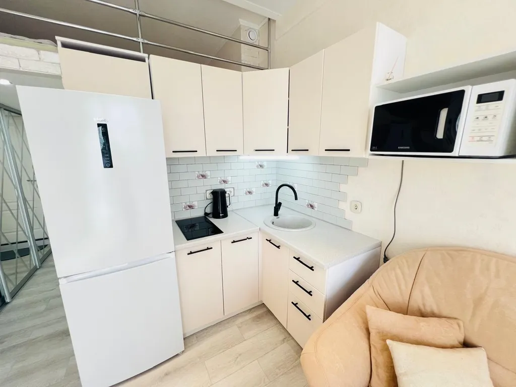 Двухуровневая студия с балконом и видом на бассейн