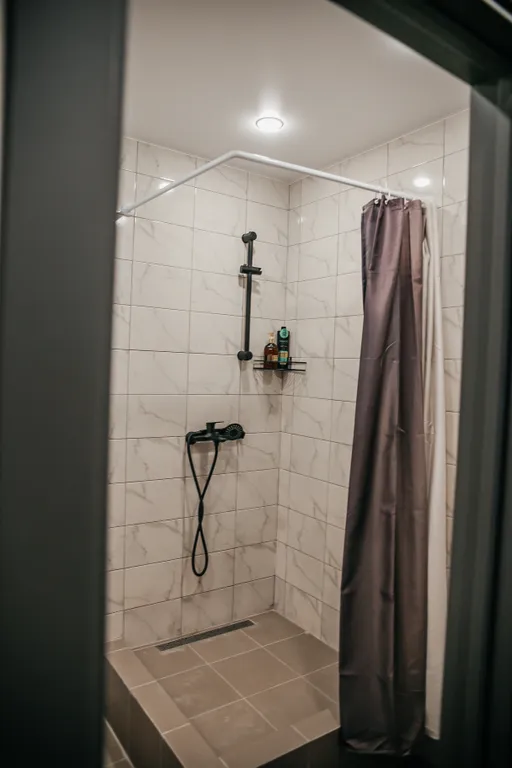 Гармония уюта: светлая студия с кроватью king size