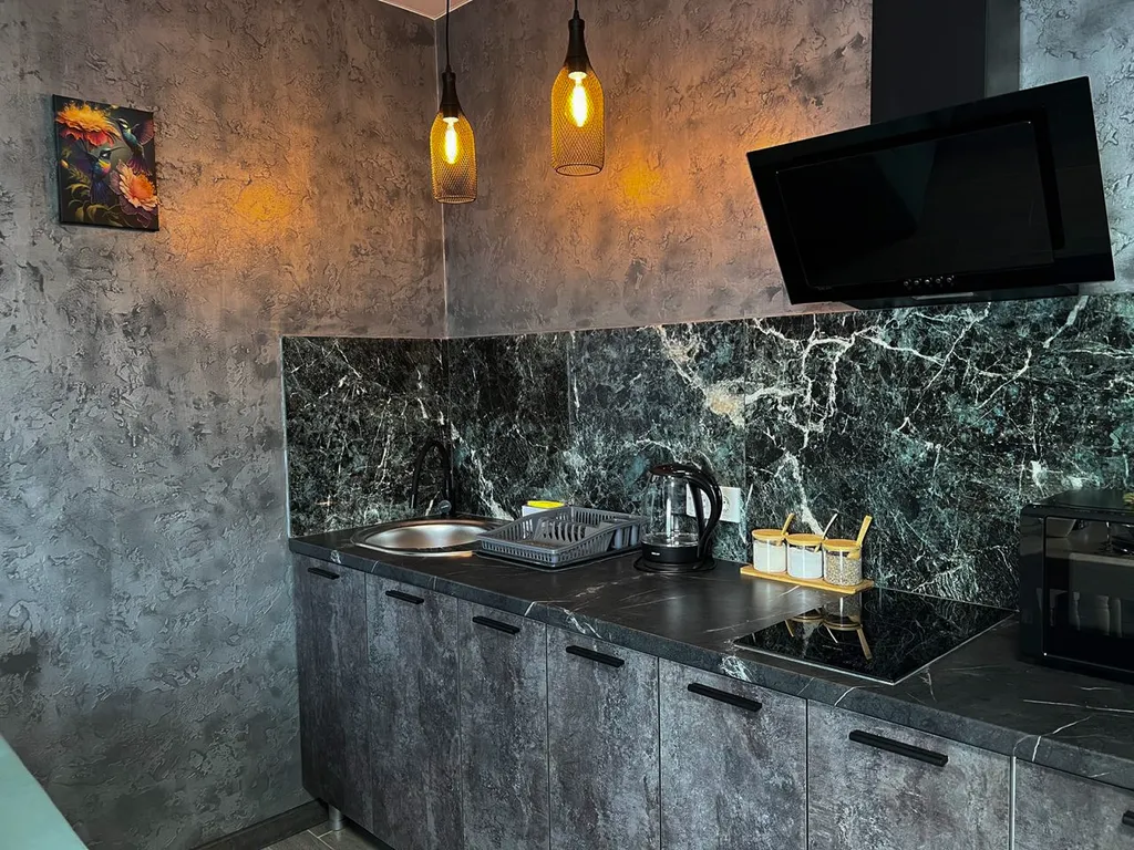 Уютный дом среди гор и леса