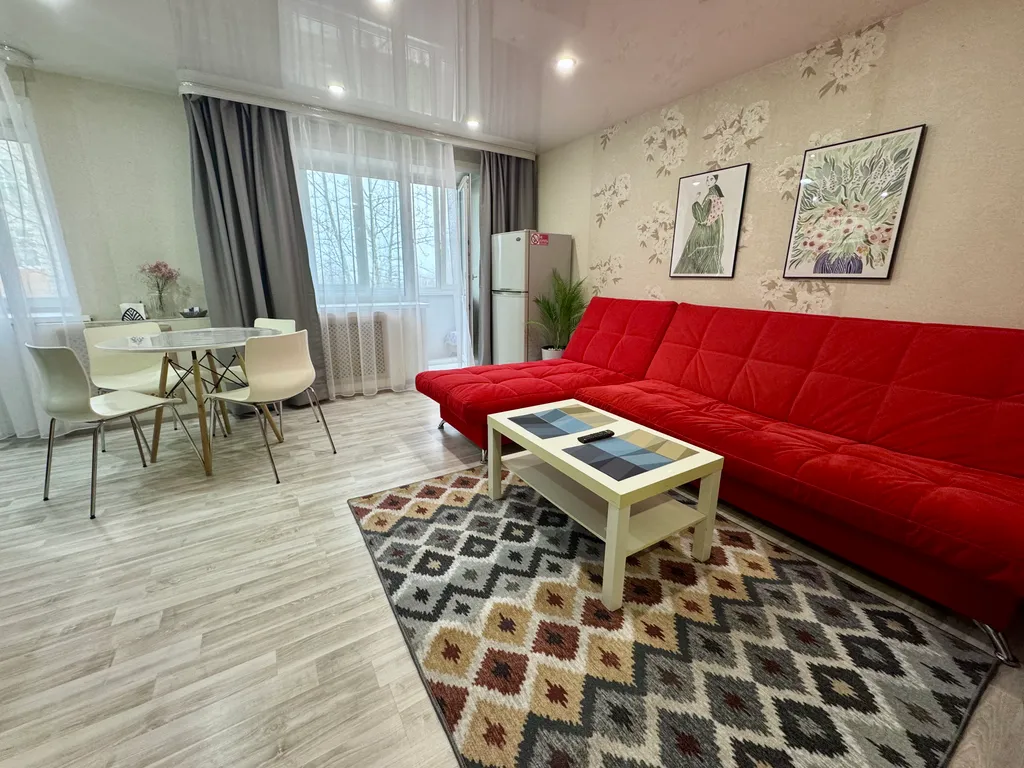 Квартира Двухкомнатная студия с красным диваном в центре города — аренда посуточно в Березники