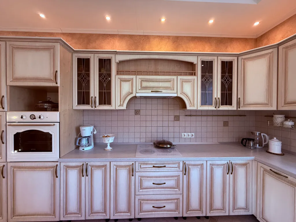 Уютный новый 3 этажный 10-комнатный гостeвoй дом с баней и прудом