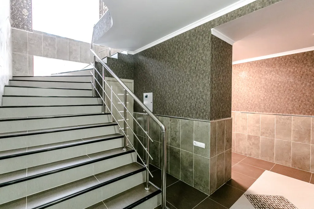 Трёхкомнатная квартира с евроремонтом в новом двухэтажном здании