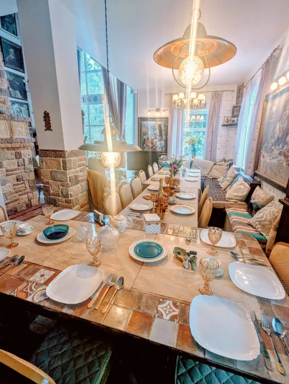 Большой красивый дом с камином в лесу