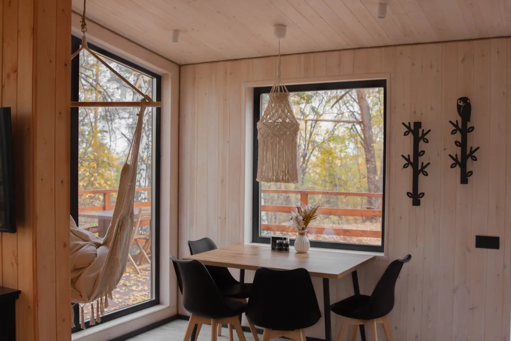 Уютный домик на берегу реки