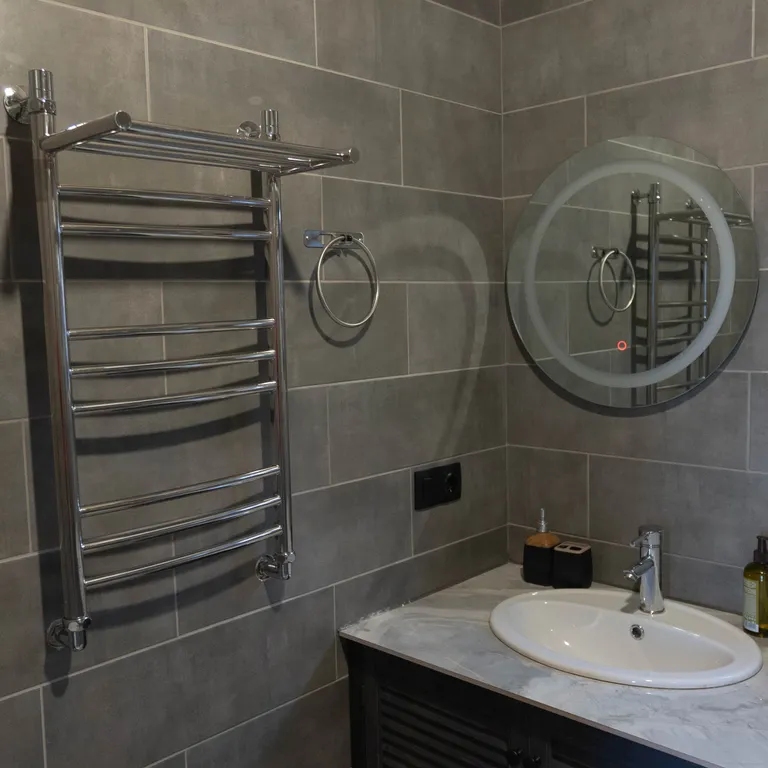 Домик на поляне любви в горах