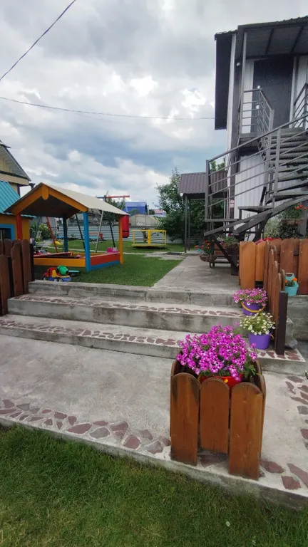 Комплекс с видом на реку в центре Чемала