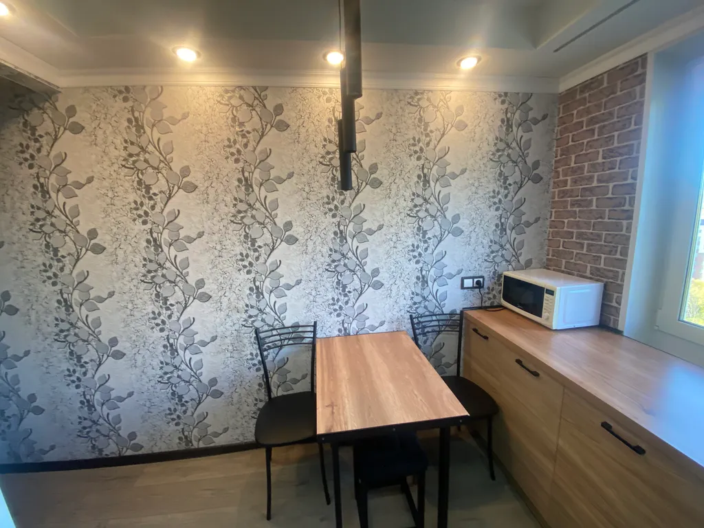 2-комнатная квартира с балконом и видом на город и залив