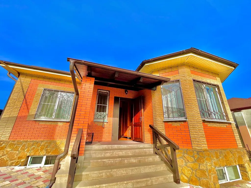 Огромный дом для большой семьи Лоза винограда