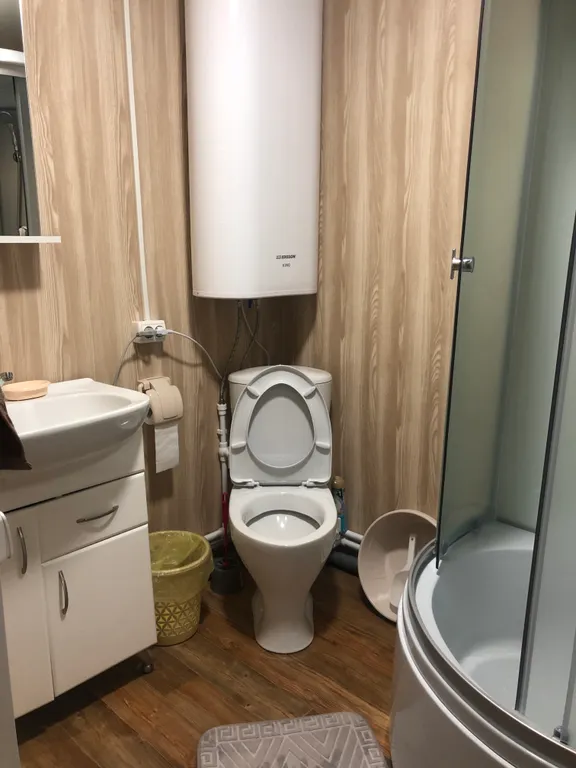 Коттедж Коттедж с баней, чаном и детской площадкой с батутом у озера, в бору — Ланино