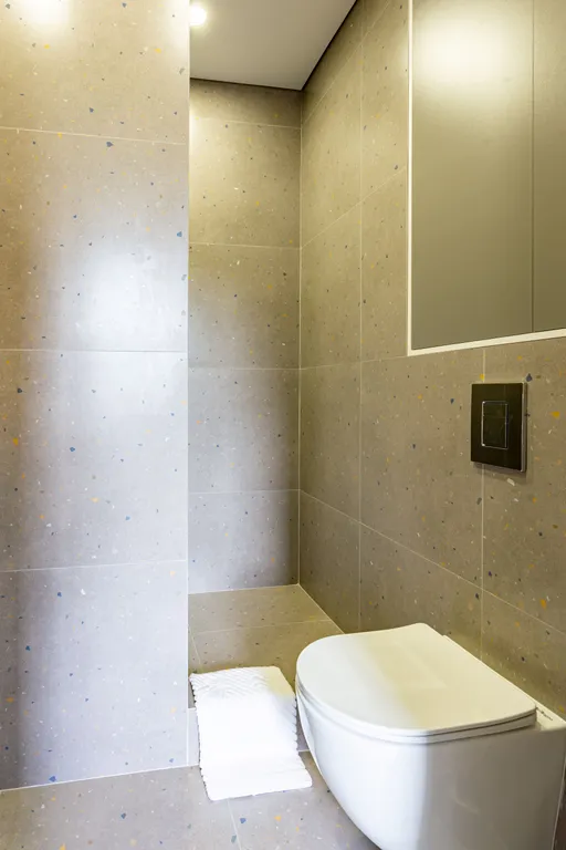 Просторная студия с дизайнерским ремонтом