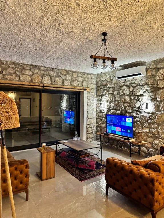 Роскошная вилла с бассейном и видом на горы