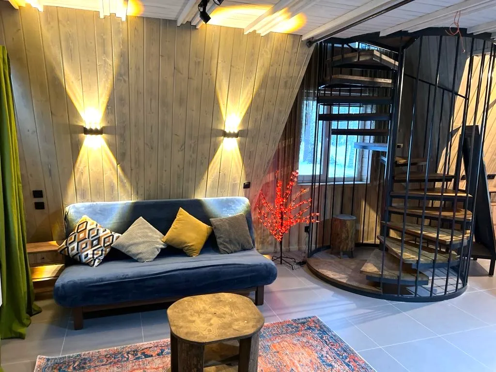 Уютный A-Frame в лесном массиве на берегу реки