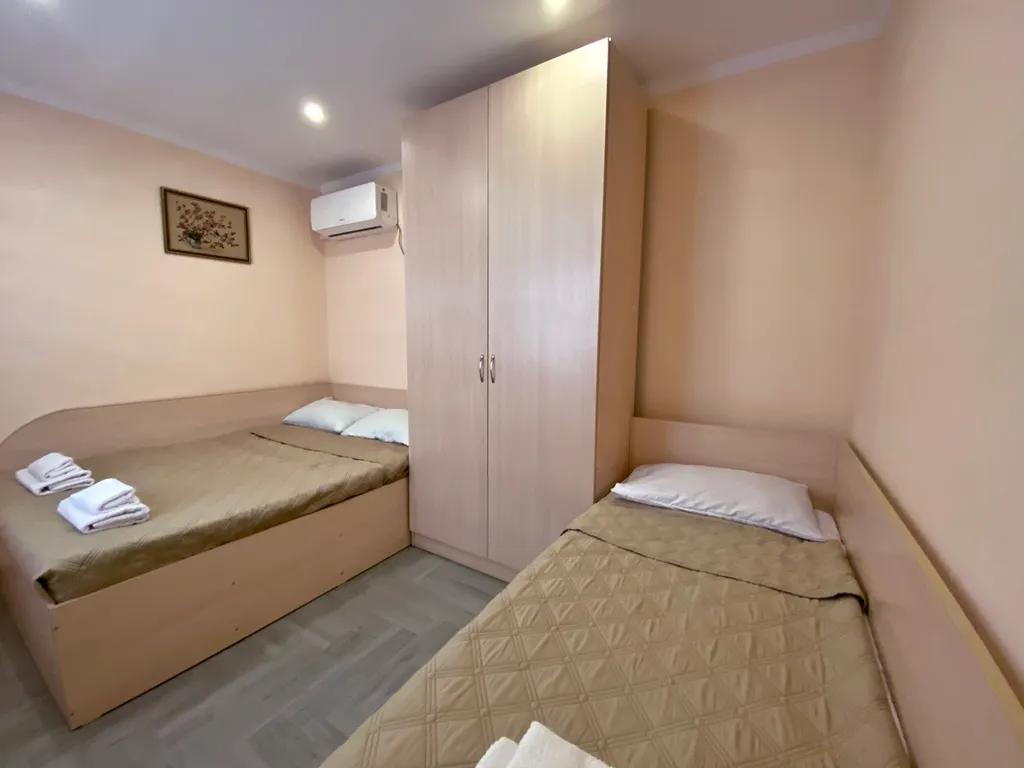 Коттедж Небольшой дом с двумя изолированными спальнями — Геленджик