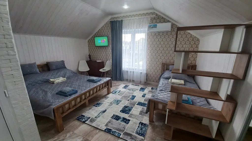 Уютная комната в доме с ванной комнатой