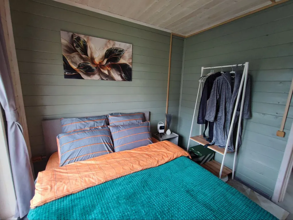 Новый стильный дом в окружении леса