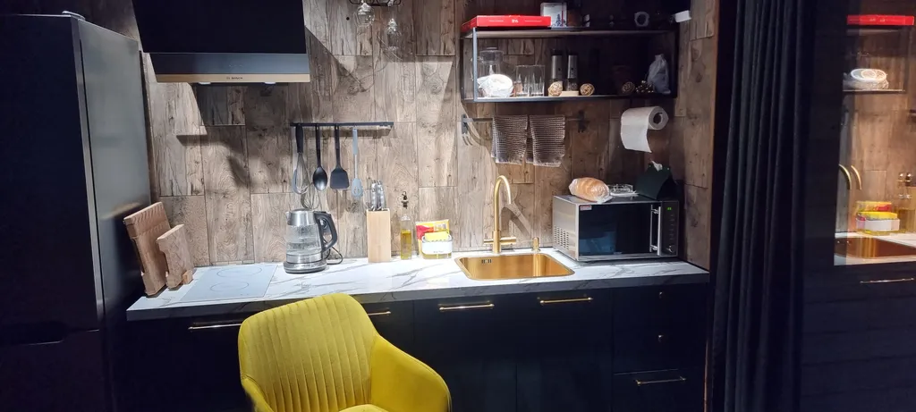 Стеклянный дом в лесу