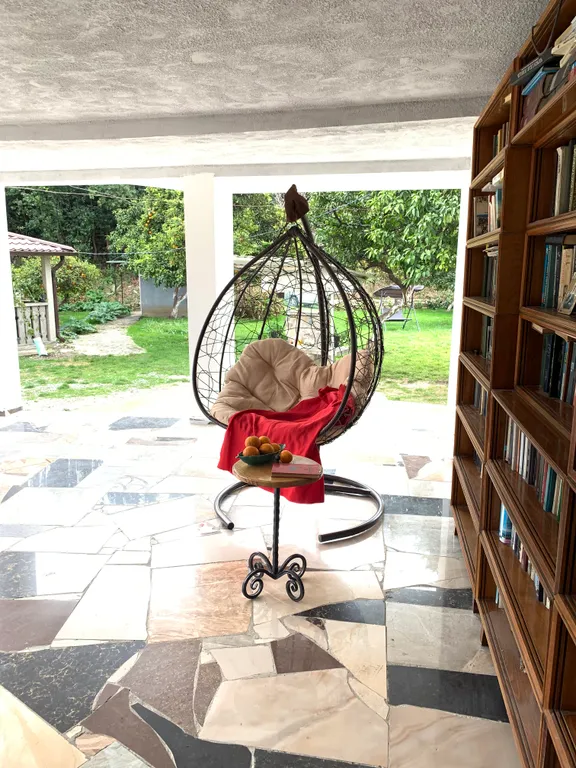 Трехместный уютный номер с террасой.