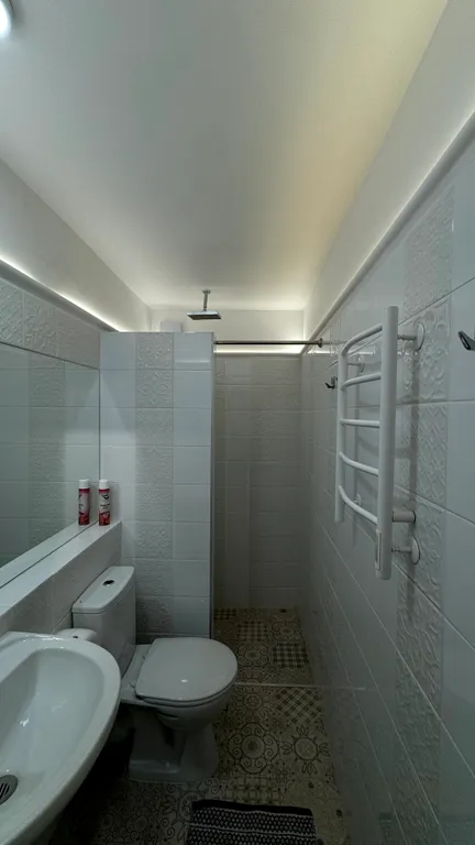 Твин с видом на оживленный дворик кафе