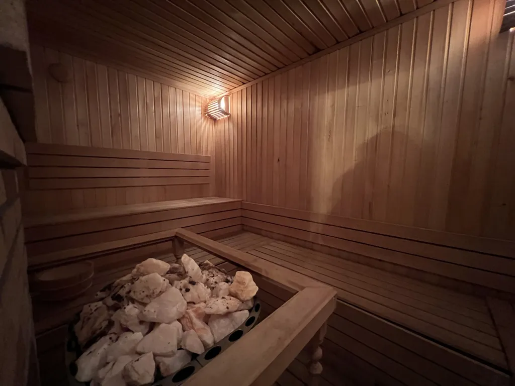 Дом в 5 минутах от набережной Ялты с бассейном и сауной