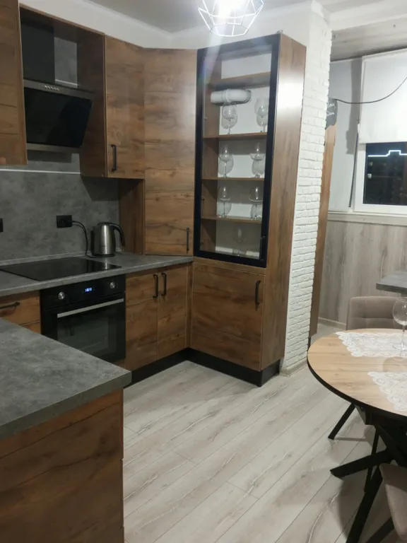 Стильная квартира с большой кроватью и телевизором смарт