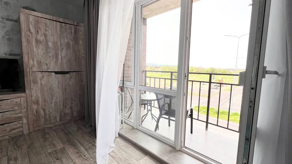 Новый апартамент с зоной отдыха на балконе