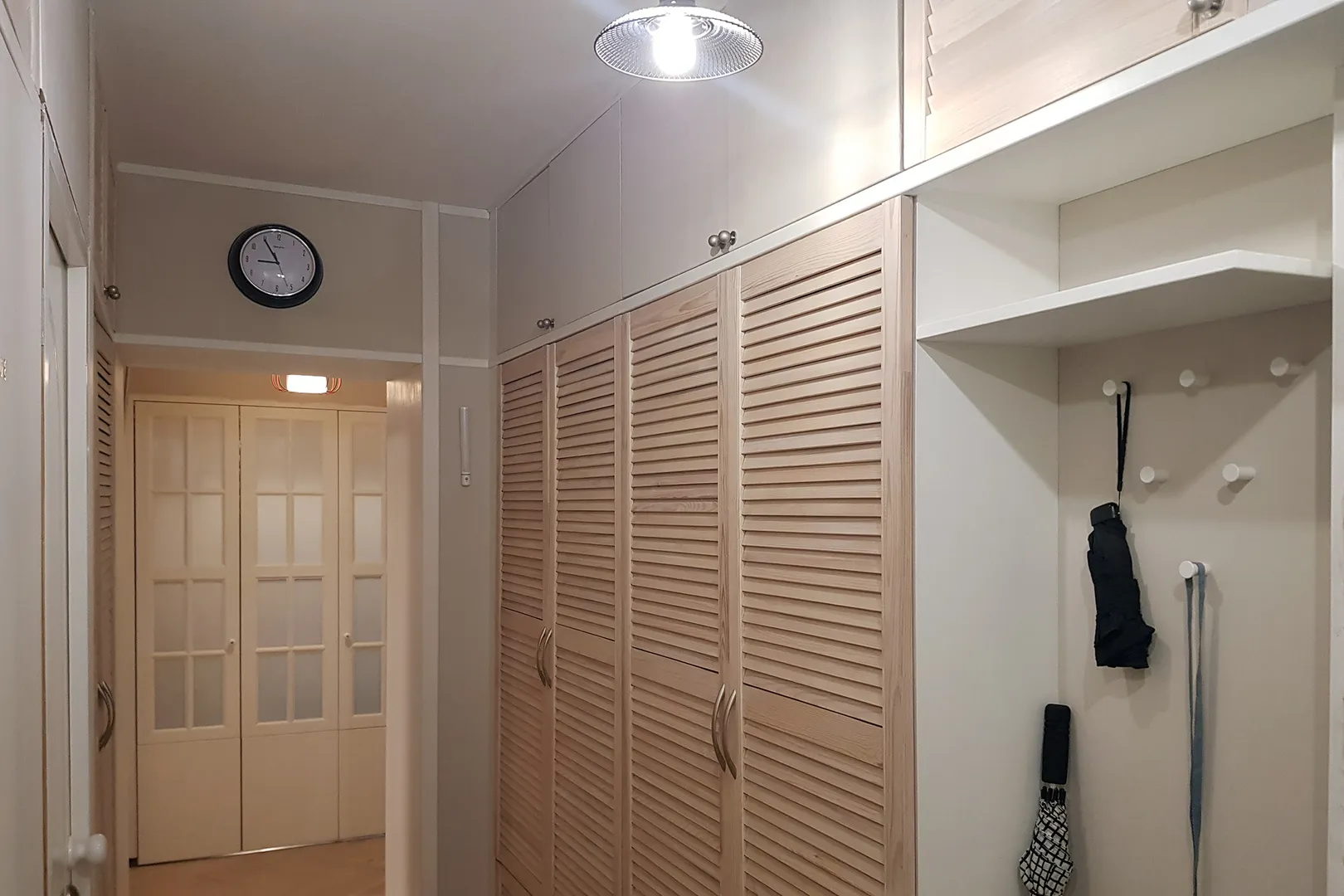 В коридоре: шкаф для верхней одежды, зонты, гладильные принадлежности, путеводители и настольные игры.