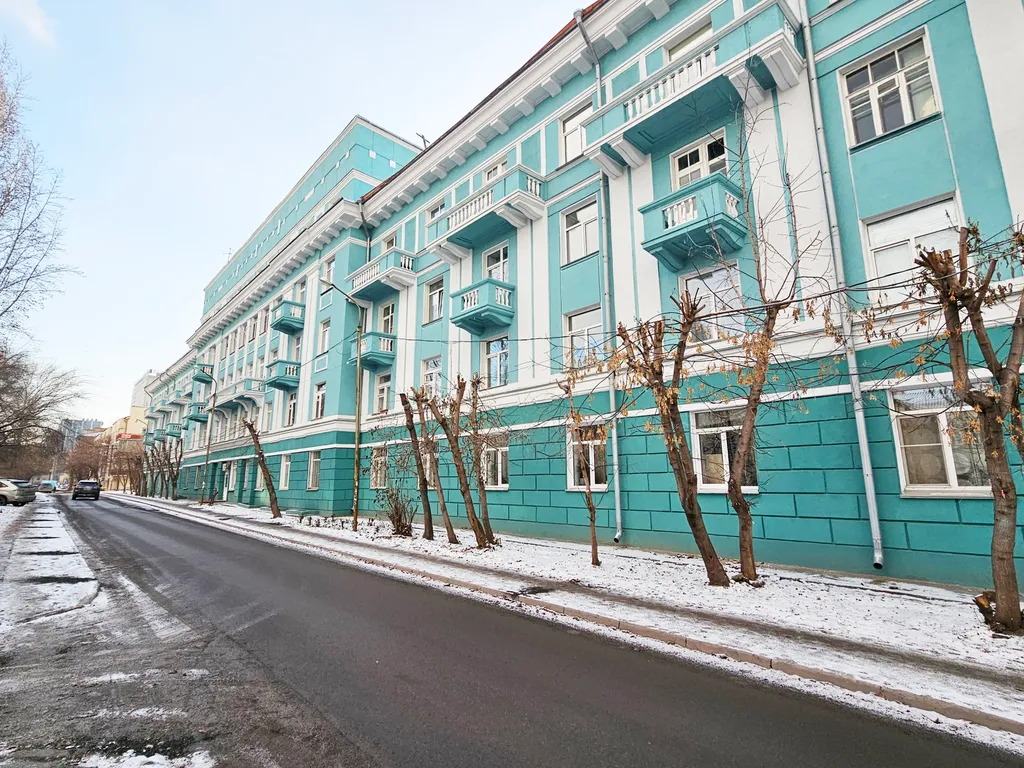 Третий дом возле главного жд вокзала и автовокзала