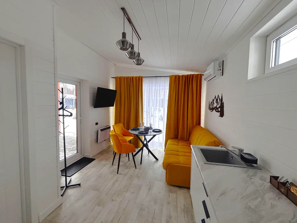 Домик у озера с купелью