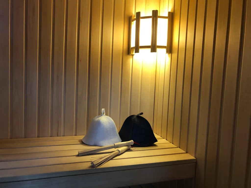 Домик у пруда