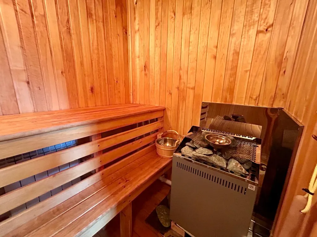 Коттедж с сауной на участке с хвойным лесом поблизости от Красноярска