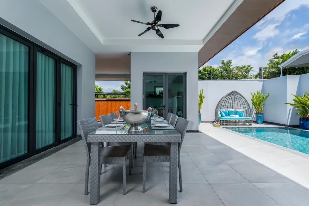 Новая вилла с бассейном, террасой и барбекю зоной, рядом с Боат авеню