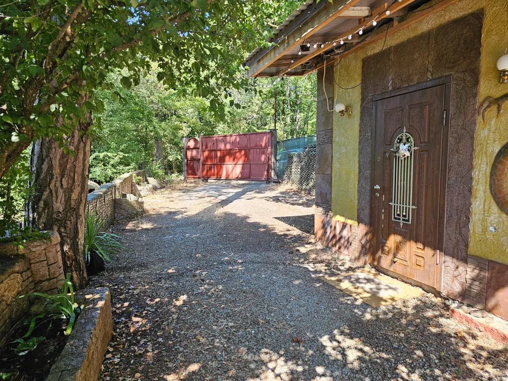 Дом в лесу с каминным деревом внутри