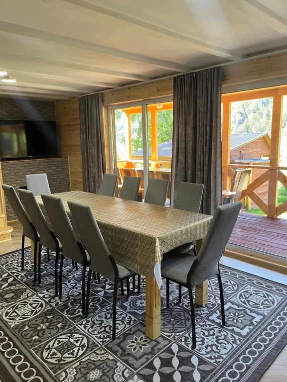 Коттедж с видом на озеро и горы