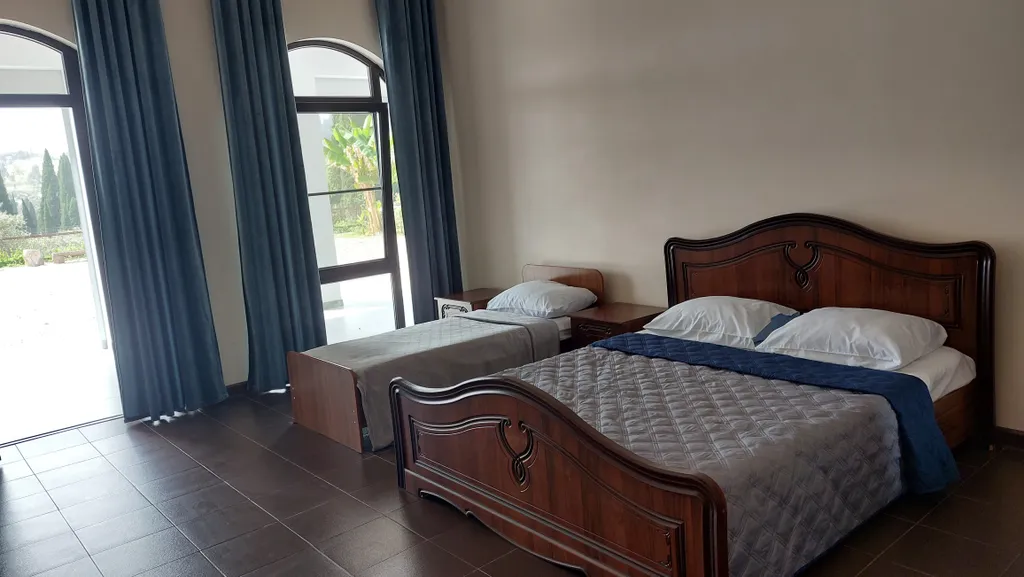 Просторный дом с большим двором в центре