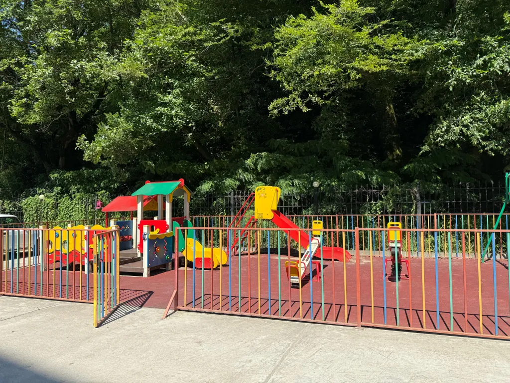 Апартаменты с бассейном недалеко от моря