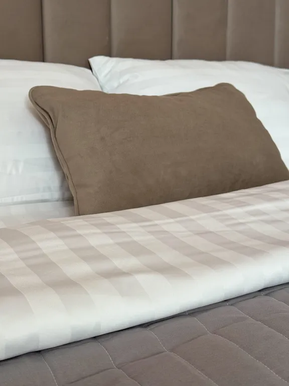 Яркая студия с видом на море