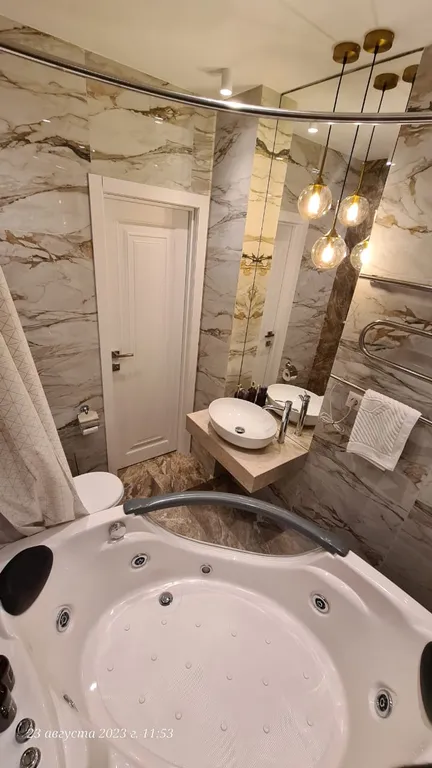 Студия с панорамным видом и джакузи в стиле неоклассика