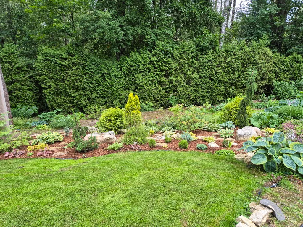 Двухэтажный загородный дом рядом с озером