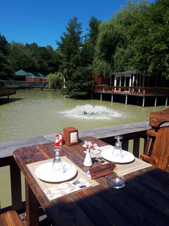 Коттеджи на озере