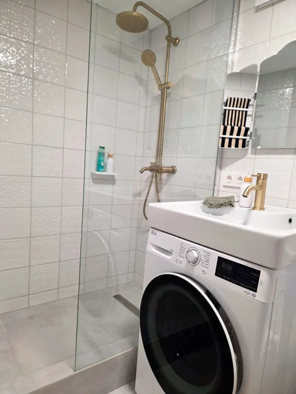 Новые апартаменты с высокими окнами на пешеходной улице