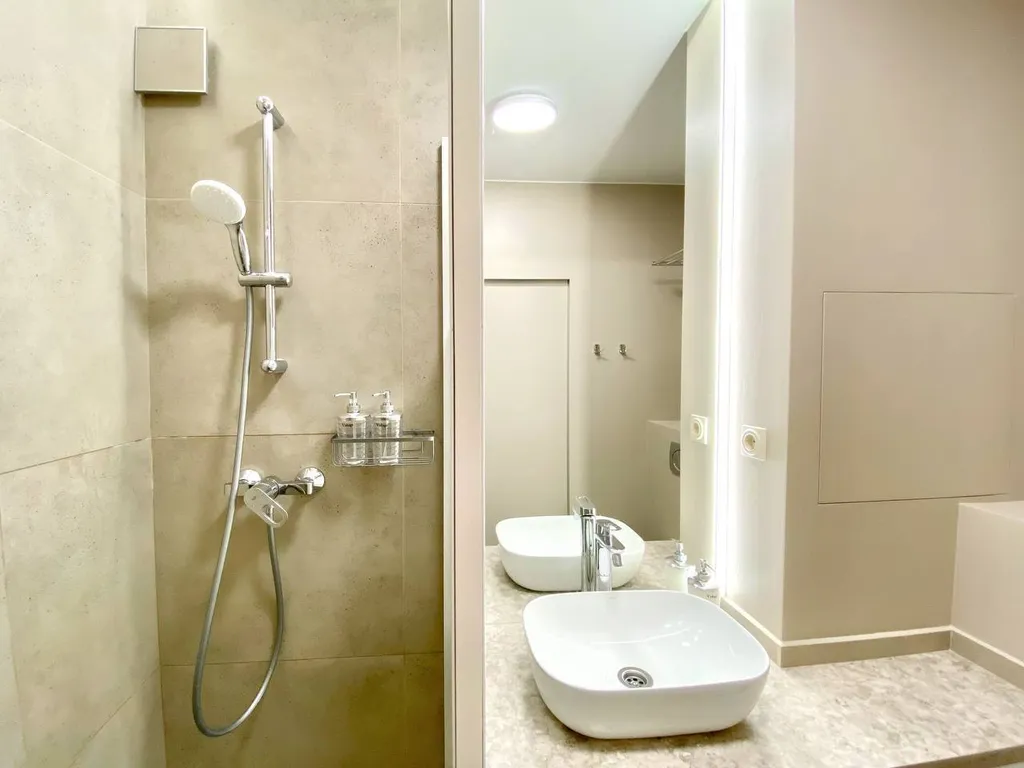 Дизайнерская 2-к квартира с французским балкончиком