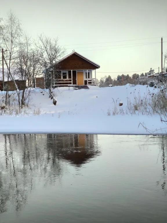 Коттедж Дом с террасой прямо на берегу реки — Торфяное