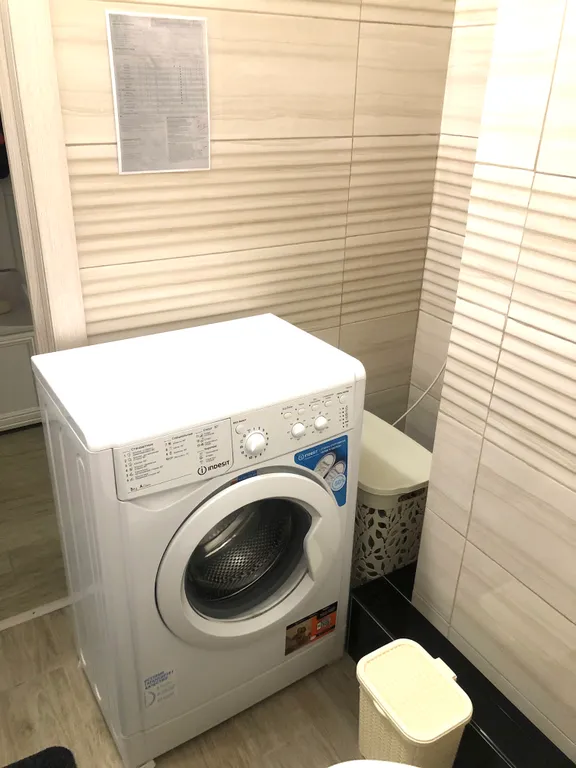 Светлая уютная студия в новом доме с новой мебелью