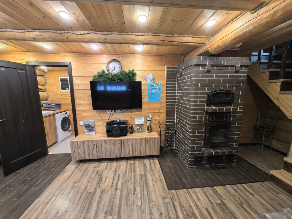 Дом из рубленого бревна с камином