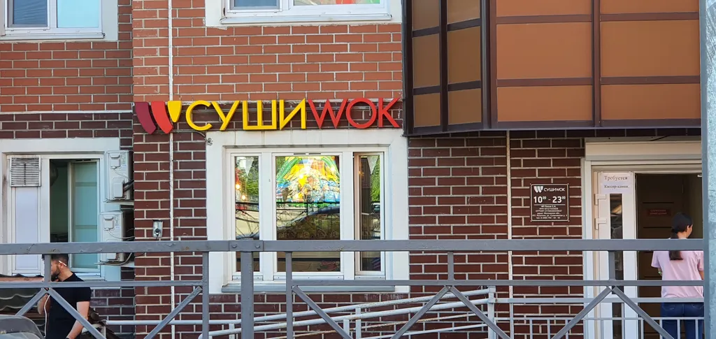 Уютная студия Мегаполис с большими окнами и плотными шторами