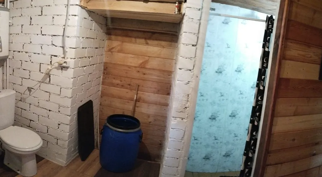 Деревенский домик на берегу озера