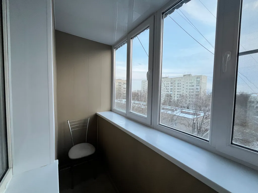 Дизайнерская студия с большим телевизором со смарт-тв