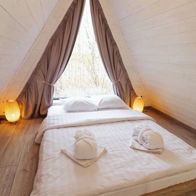 Уютный треугольный домик, качественный сервис и природа ждут вас