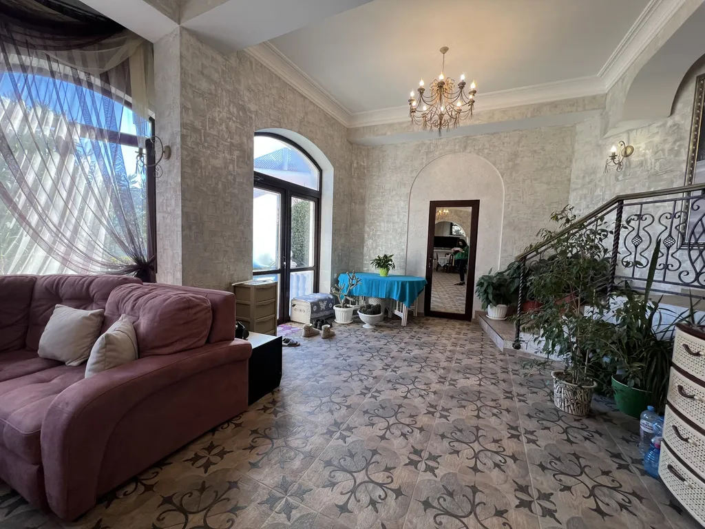 Дом в 5 минутах от набережной Ялты с бассейном и сауной