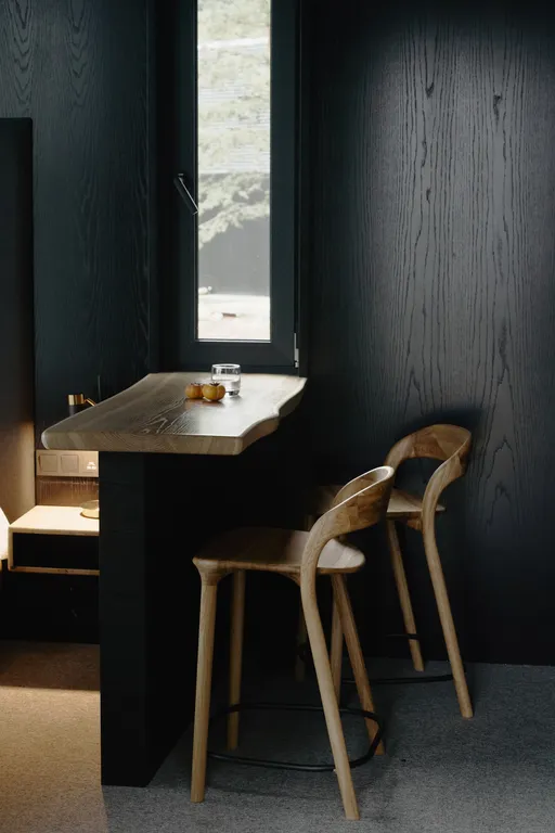 Дом на скале с панорамными окнами на реку Вуоксу